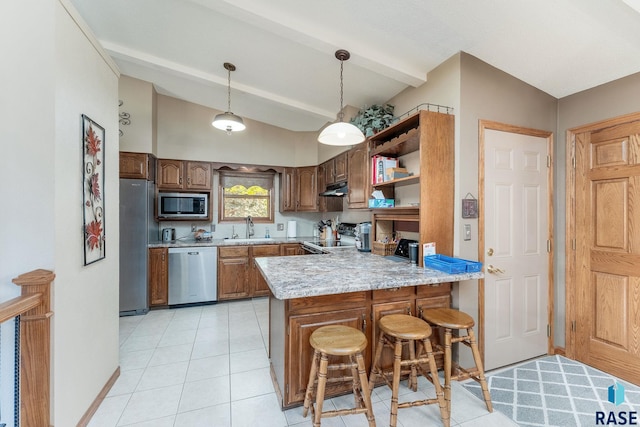 kitchen featuring appliances with stainless steel finishes, sink, vaulted ceiling with beams, kitchen peninsula, and a kitchen breakfast bar