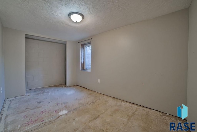 unfurnished bedroom featuring a textured ceiling and a closet