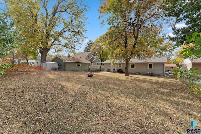 view of yard with a shed