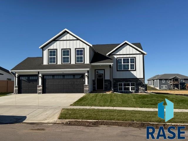 view of front of home featuring a front yard and a garage