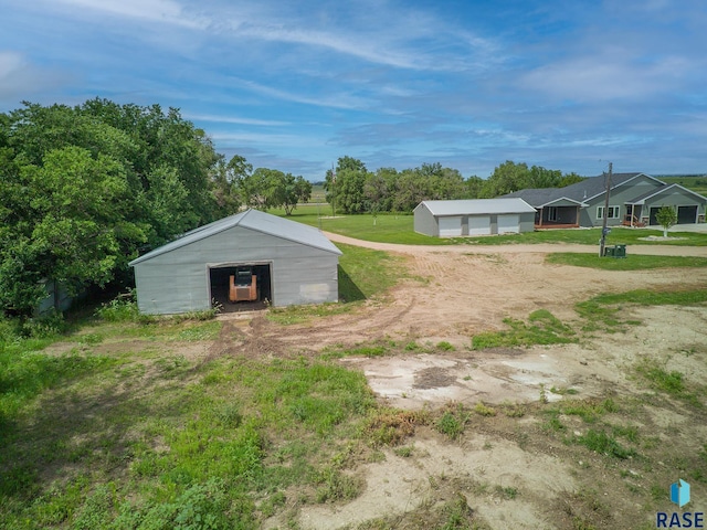 view of yard featuring an outdoor structure and a garage