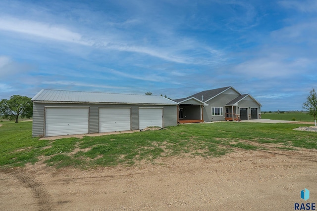 single story home featuring a front lawn