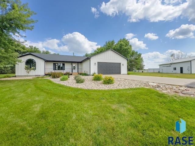 view of front of home featuring a front yard and a garage