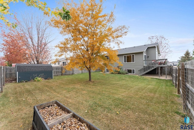 view of yard featuring a storage unit