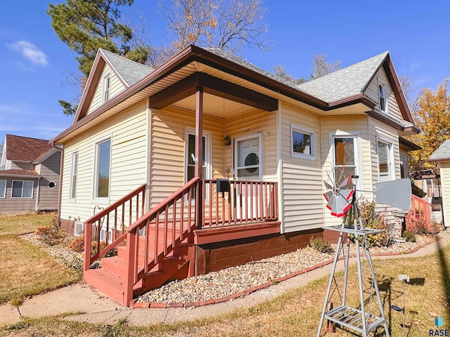 view of front facade with a front lawn