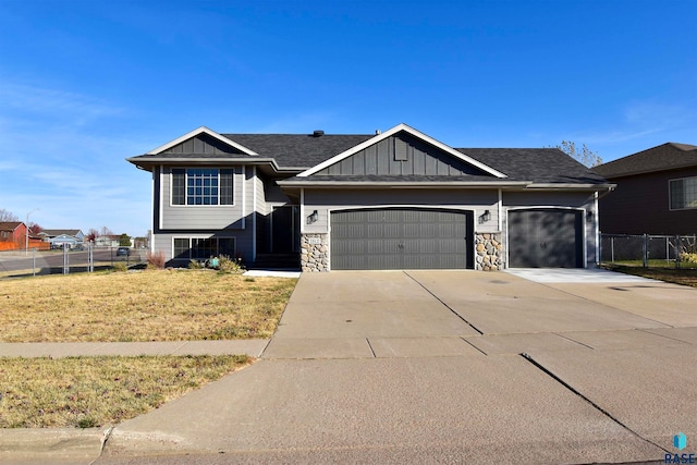 view of front facade featuring a front lawn and a garage