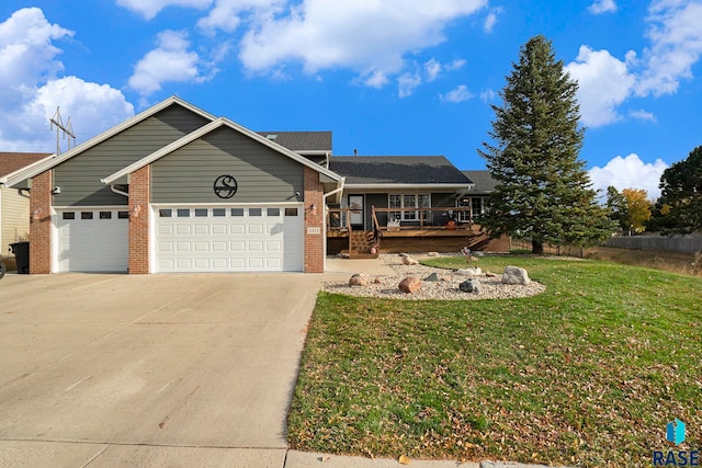 view of front of home featuring a front lawn and a garage