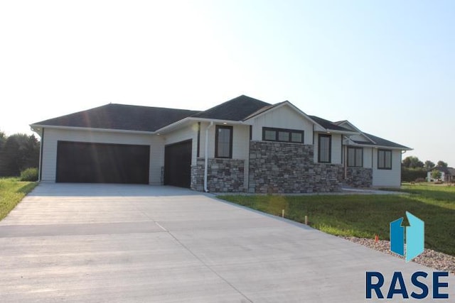 view of front facade with a garage and a front yard