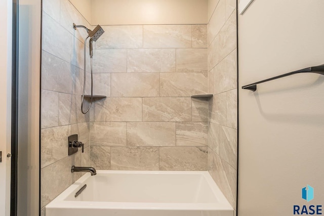 bathroom with tiled shower / bath