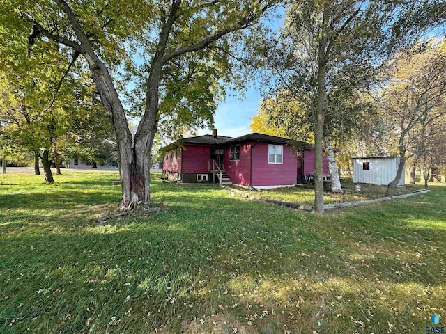 view of yard featuring a storage shed