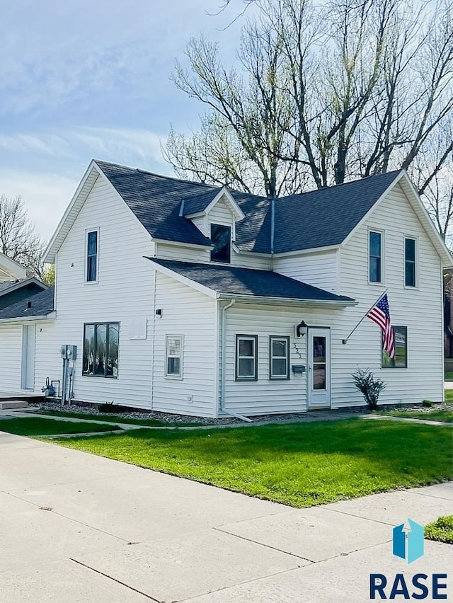 323 W Lincoln St, Luverne, MN 56156 - traditional home with a front lawn