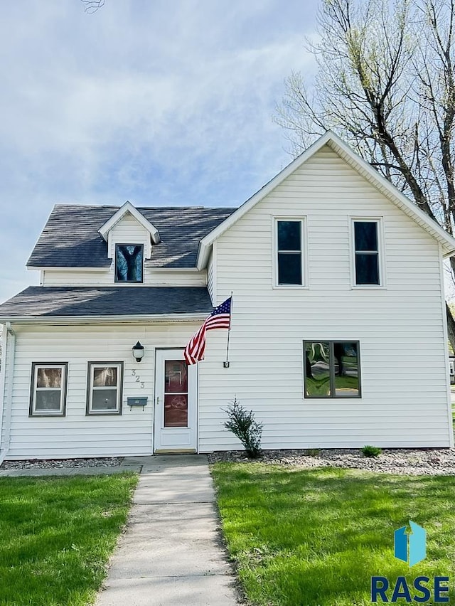 323 W Lincoln St, Luverne, MN 56156 - view of front of home featuring a front lawn and roof with shingles
