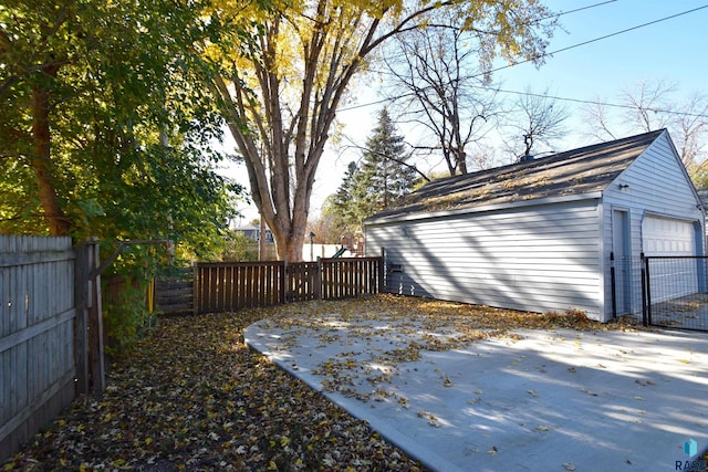 view of yard with a garage and an outdoor structure