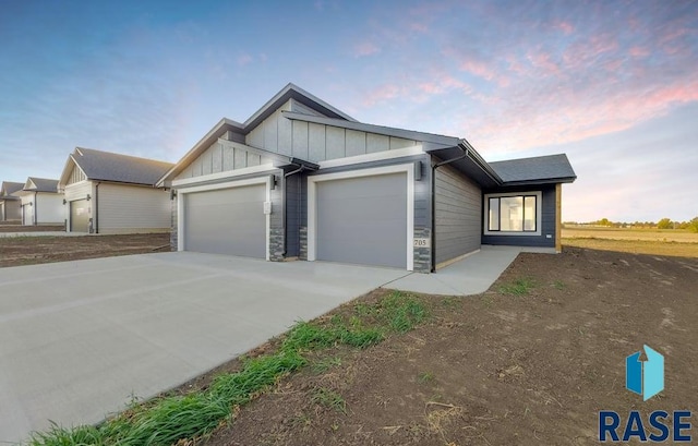 view of front facade featuring a garage