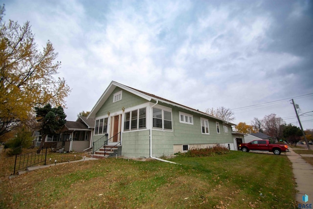 view of front of property with a front lawn