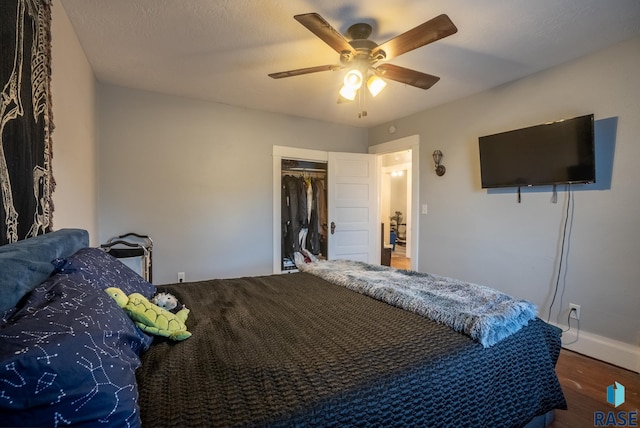 bedroom featuring a textured ceiling, hardwood / wood-style floors, ceiling fan, and a closet