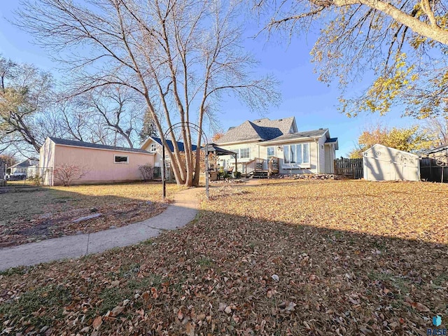 view of yard featuring a storage shed