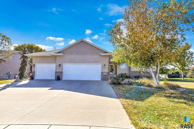 view of front of house featuring a garage and a front yard