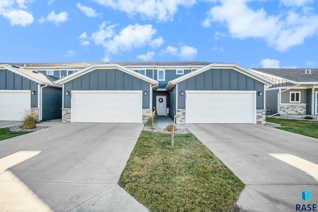 craftsman house featuring a garage and a front lawn