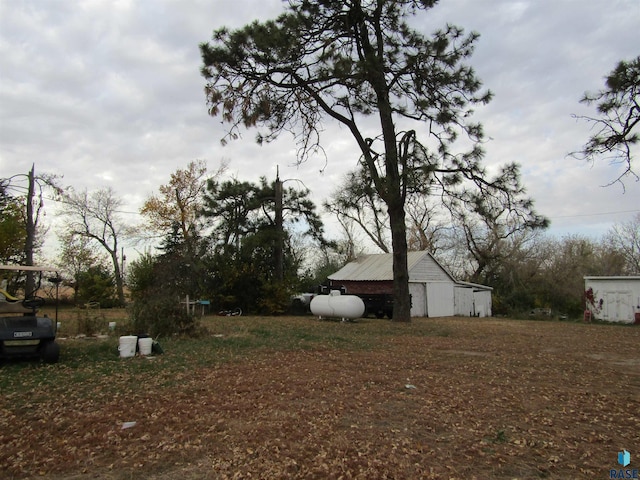 view of yard with an outbuilding