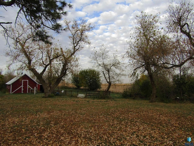 view of yard featuring an outdoor structure and a rural view