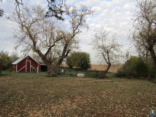 view of yard featuring a rural view and an outdoor structure