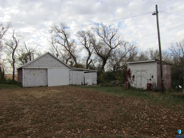 view of yard with an outdoor structure