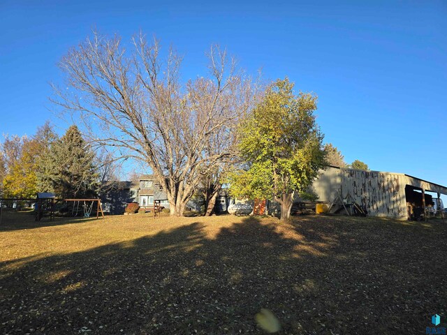 view of yard with an outdoor structure