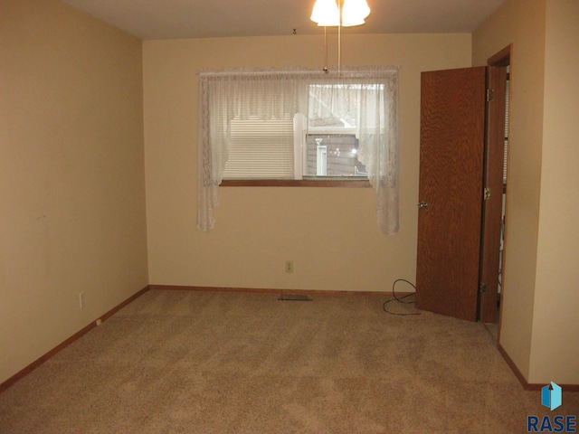 unfurnished room featuring ceiling fan and carpet