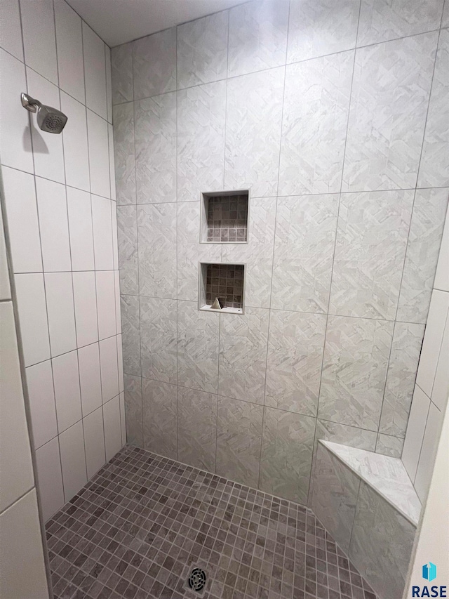 bathroom featuring a tile shower