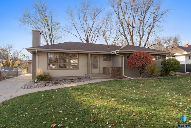 single story home with a front lawn