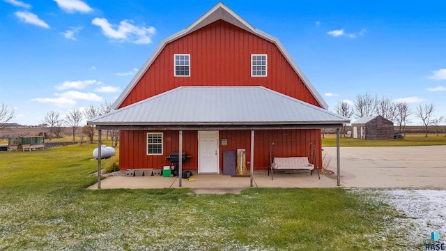 view of outdoor structure with a yard