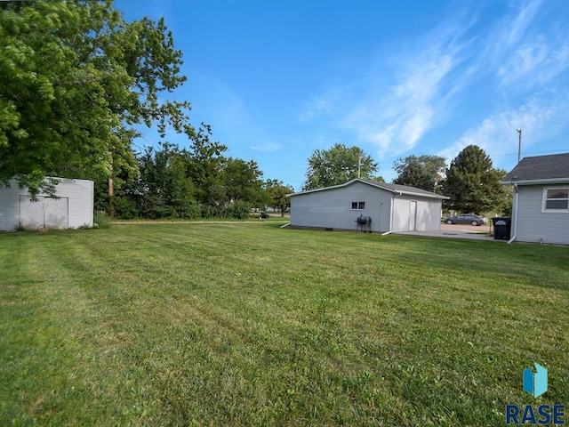 view of yard with an outbuilding