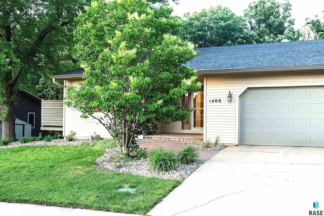 view of front facade featuring a front yard and a garage