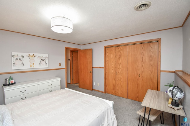 carpeted bedroom featuring a textured ceiling and a closet