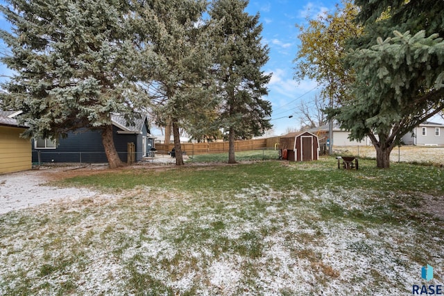 view of yard with a shed