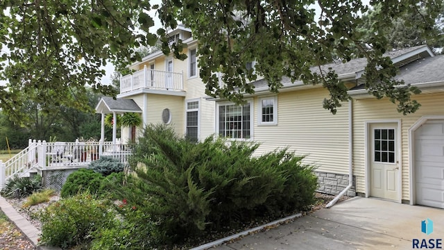 exterior space featuring a balcony