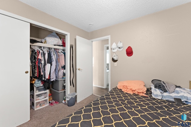 bedroom featuring a closet, carpet, and a textured ceiling