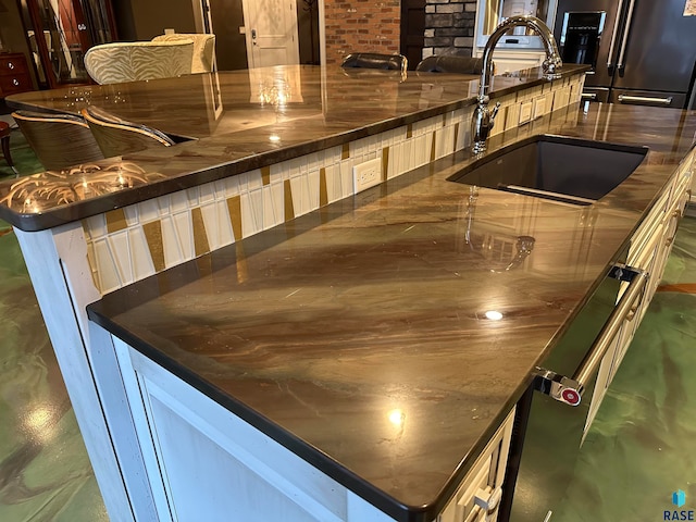 bar with decorative backsplash, stainless steel dishwasher, and sink