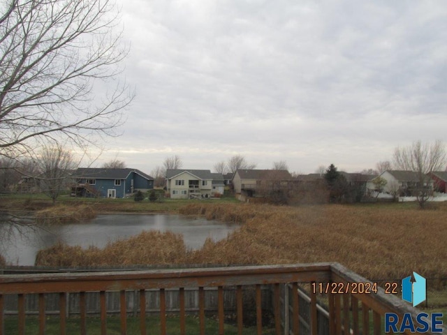 view of yard featuring a water view