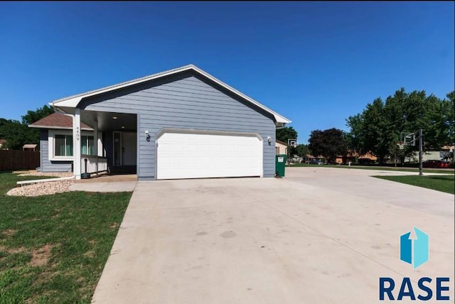 view of front of house featuring a front yard and a garage