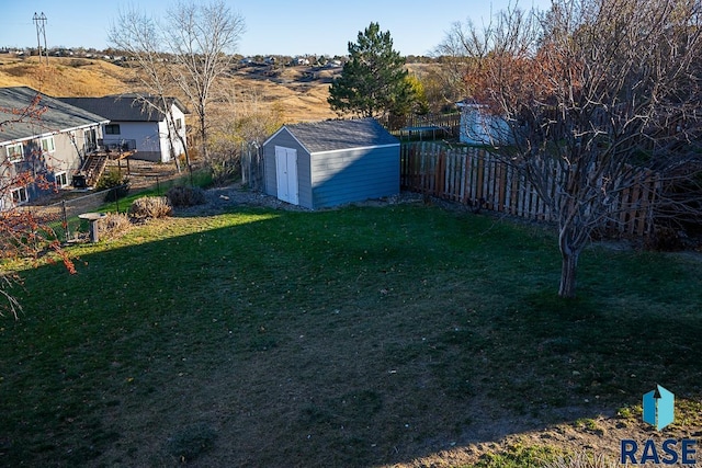 view of yard with a storage shed