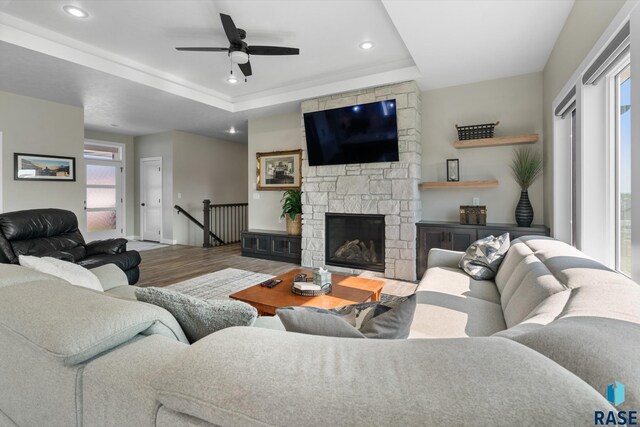 2704 S Snow Mass Ave, Sioux Falls, SD 57110 - living area featuring wood finished floors, a ceiling fan, recessed lighting, a tray ceiling, and baseboards