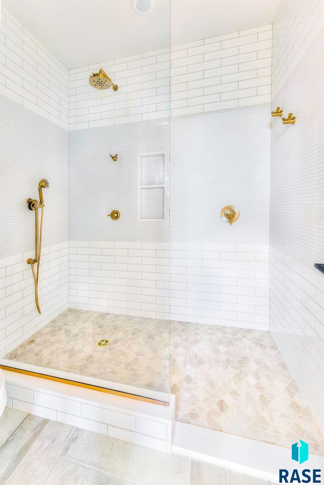 bathroom featuring a tile shower