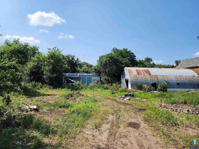 view of yard featuring an outdoor structure