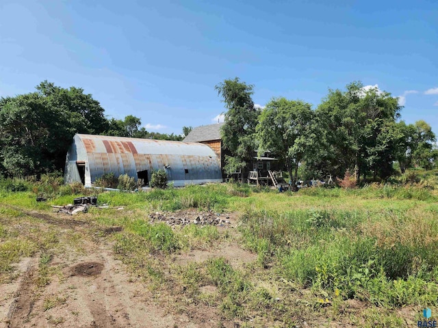 view of yard featuring an outdoor structure