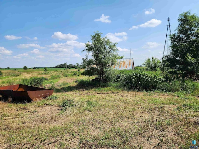 view of yard featuring a rural view