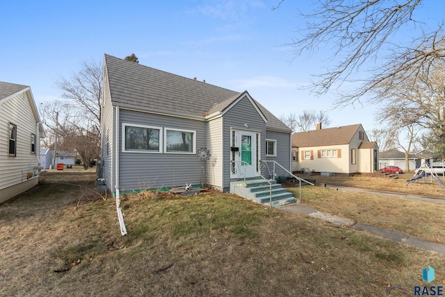 view of front of property featuring a front yard