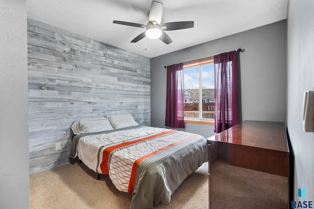 bedroom featuring a textured ceiling, ceiling fan, and light carpet