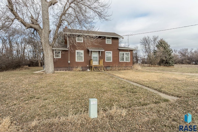 view of front of house featuring a front lawn